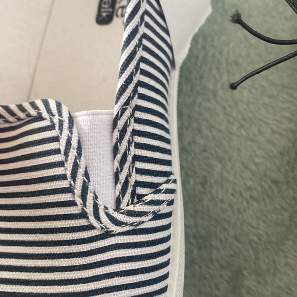 NWT Dark navy and white slip on striped shoe 11 - Picture 10 of 13